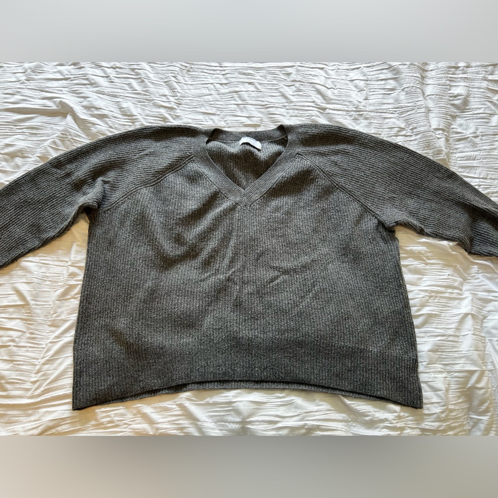Old Navy Gray V-neck Sweater Size XL